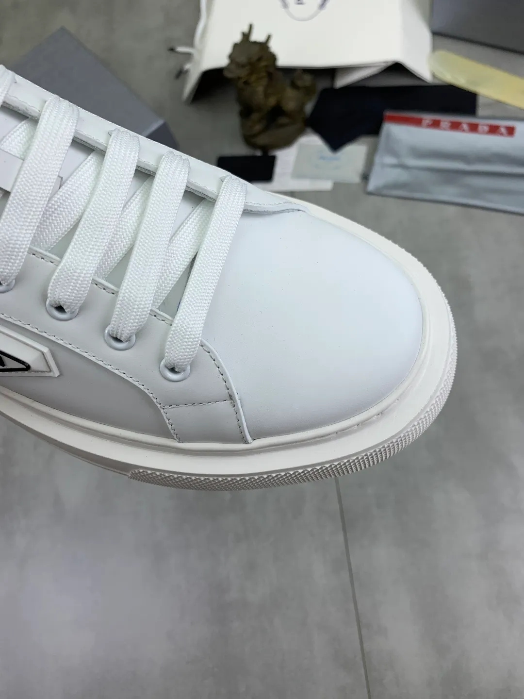 Men's shoes 💰P560💰[New style] popular models are on the official website, 🆘 Trendy brand (Prada) mainly promotes popular models, avant-garde and versatile fashion men's shoes private version mold opening, cowhide surface splicing 1:1.. Fashionable and simple, original imported cowhide lining cowhide feet; the atmosphere and personality are more fashionable, eye-catching and pursuing class. It will subvert the old idea and be a must-have for fashionistas with you! Must keep it for yourself! Tall and comfortable, large and low, high-end quality workmanship. Number of yards: 38-45 4️⃣optional.